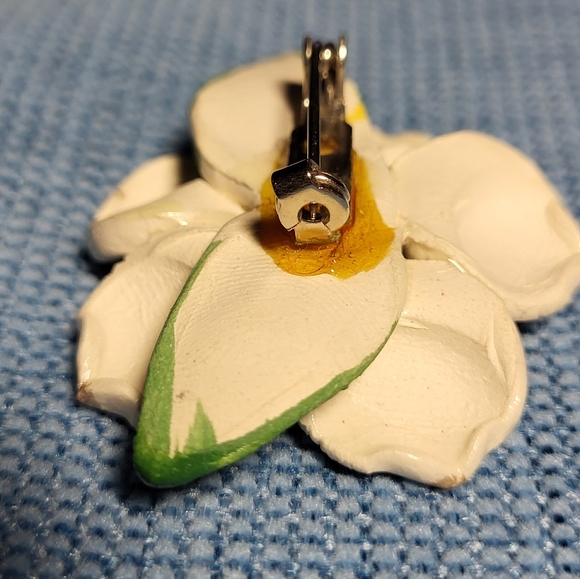 Vintage Porcelain Dogwood Blossom Brooch - Picture 8 of 9